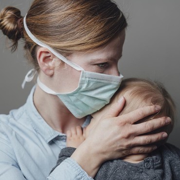 Gendong Bayi Mantan Kekasih Asal-asalan, Wanita Ini Banjir Protes