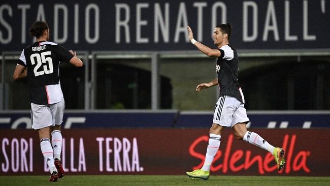 Juventus' Cristiano Ronaldo, right, celebrates scoring during the Serie A soccer match between Bologna FC and Juventus FC at Stadio Renato Dall'Ara stadium in Bologna, Monday June 22, 2020. (Massimo Paolone/LaPresse via AP)