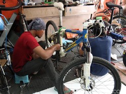Video: Penjual dan Servis Sepeda di Bandung Laku Keras!