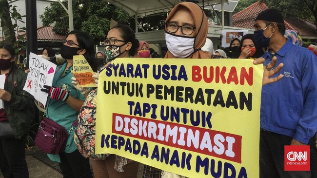 Gerombolan orang tua yang tergabung dalam Gerakan Emak dan Bapak Peduli Pendidikan dan Keadilan (GEPRAK) menyemut di depan Balai Kota Jakarta menyuarakan kritik soal Penerimaan Peserta Didik Baru (PPDB) 2020