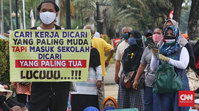 Gerombolan orang tua yang tergabung dalam Gerakan Emak dan Bapak Peduli Pendidikan dan Keadilan (GEPRAK) menyemut di depan Balai Kota Jakarta menyuarakan kritik soal Penerimaan Peserta Didik Baru (PPDB) 2020, Selasa, 23 Juni 2020. Mereka meminta Gubernur DKI Jakarta Anies Baswedan menghapus aturan usia pada PPDB DKI Jakarta, karena banyak yang anaknya tak lolos ke SMP dan SMA yang dituju. CNN Indonesia/Safir Makki
