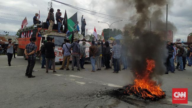 Demo tolak TKA China Massa dari berbagai organisasi melakukan boikot Jalan keluar dan masuk Bandar Udara (Bandara) Haluoleo Kendari, Selasa (23/6). Mereka menggelar demo penolakan kedatangan 500 tenaga kerja asing (TKA) asal China.
