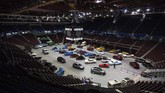 Drive-thru classic and custom car show di Vancouver People attend a drive-thru classic and custom car show on the arena floor at Pacific Coliseum, in Vancouver, British Columbia, Sunday, June 21, 2020. The car show was hosted by the Pacific National Exhibition as part of a drive-thru barbecue event in support of food vendors unable to sell at the fair this year due to the cancellation of the annual event because of the coronavirus. (Darryl Dyck/The Canadian Press via AP)