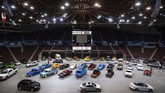 Drive-thru classic and custom car show di Vancouver People attend a drive-thru classic and custom car show on the arena floor at Pacific Coliseum in Vancouver, British Columbia, Sunday, June 21, 2020. The car show was hosted by the Pacific National Exhibition as part of a drive-thru barbecue event in support of food venders unable to sell at the fair this year due to the cancellation of the annual event because of COVID-19. (Darryl Dyck/The Canadian Press via AP)