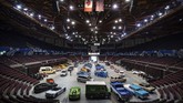 Drive-thru classic and custom car show di Vancouver People attend a drive-thru classic and custom car show on the arena floor at Pacific Coliseum in Vancouver, British Columbia, Sunday, June 21, 2020. The car show was hosted by the Pacific National Exhibition as part of a drive-thru barbecue event in support of food venders unable to sell at the fair this year due to the cancellation of the annual event because of COVID-19. (Darryl Dyck/The Canadian Press via AP)