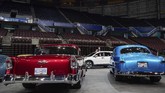 Drive-thru classic and custom car show di Vancouver Children stand through a sunroof while attending a drive-thru classic and custom car show on the arena floor at Pacific Coliseum in Vancouver, British Columbia, Sunday, June 21, 2020. The car show was hosted by the Pacific National Exhibition as part of a drive-thru barbecue event in support of food venders unable to sell at the fair this year due to the cancellation of the annual event because of COVID-19. (Darryl Dyck/The Canadian Press via AP)