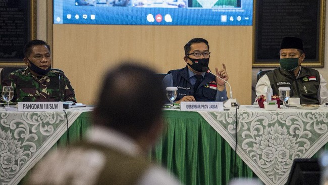 Gubernur Jawa Barat Ridwan Kamil (tengah) didampingi Wakil Gubernur Uu Ruzhanul Ulum (kanan) dan Pangdam III Siliwangi Mayjen TNI Nugroho Budi (kiri) menyampaikan arahan saat rapat Gugus Tugas Percepatan Penanggulangan COVID-19 di Makodam III Siliwangi, Bandung, Jawa Barat, Senin (22/6/2020). Rapat tersebut membahas evaluasi dan perkembangan penanganan dalam memutus rantai penularan COVID-19 di Jawa Barat. ANTARA FOTO/M Agung Rajasa/wsj.