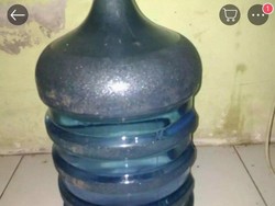 Jual Galon Rp 3,5 Juta, Netizen : Air Celupan Batu Ponari Kali Ya?