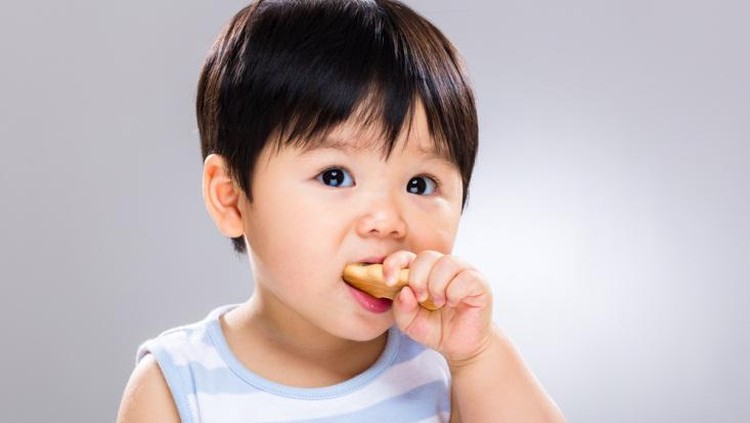 Ilustrasi Anak Makan Camilan