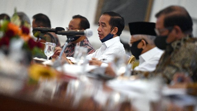 Presiden Jokowi mengingatkan jajaran menteri Kabinet Indonesia Maju agar jangan sampai ada turbulensi politik dalam masa akhir jabatan.