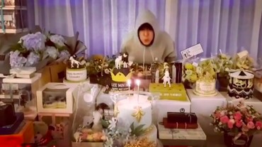 img-title Lee Min Ho Nyerah Tiup Lilin Kue Ultah, Netizen: Perlu Bantuan Nggak?