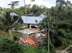 Gudang Manggis di Tasikmalaya Ambruk Diterjang Longsor