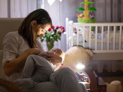 Bunda Perlu Tahu, 7 Tips Anti Stres Menyusui Bayi di Malam Hari