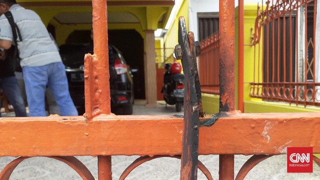 Pagar rumah Kadishub Banda Aceh gosong usai dilempar bom molotov. (CNN Indonesia/Danii)