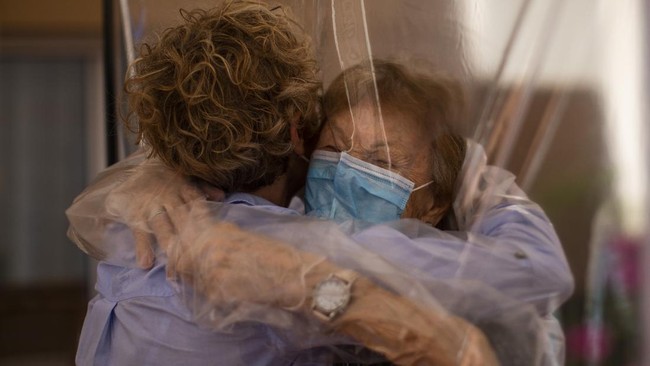 Seorang nenek di Spanyol muncul kembali setelah dinyatakan meninggal akibat virus corona.
