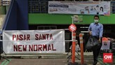Protokol Kesehatan di Pasar Santa Plastik pembatas antara pedagang dan pembeli dipasang pedagang di kios mereka di Pasar Santa, Jakarta, Selasa, 23 Juni 2020. Pemasangan plastik ini merupakan sebagian dari protokol kesehatan pencegahan Covid-19 yang diterapkan di pasar ini. CNN Indonesia/Adhi Wicaksono