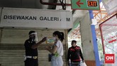 Protokol Kesehatan di Pasar Santa Plastik pembatas antara pedagang dan pembeli dipasang pedagang di kios mereka di Pasar Santa, Jakarta, Selasa, 23 Juni 2020. Pemasangan plastik ini merupakan sebagian dari protokol kesehatan pencegahan Covid-19 yang diterapkan di pasar ini. CNN Indonesia/Adhi Wicaksono