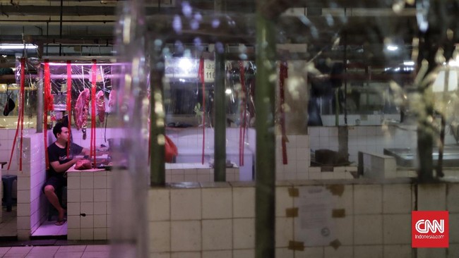 Plastik pembatas antara pedagang dan pembeli dipasang pedagang di kios mereka di Pasar Santa, Jakarta, Selasa, 23 Juni 2020. Pemasangan plastik ini merupakan sebagian dari protokol kesehatan pencegahan Covid-19 yang diterapkan di pasar ini. CNN Indonesia/Adhi Wicaksono