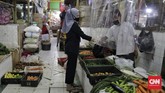 Protokol Kesehatan di Pasar Santa Plastik pembatas antara pedagang dan pembeli dipasang pedagang di kios mereka di Pasar Santa, Jakarta, Selasa, 23 Juni 2020. Pemasangan plastik ini merupakan sebagian dari protokol kesehatan pencegahan Covid-19 yang diterapkan di pasar ini. CNN Indonesia/Adhi Wicaksono