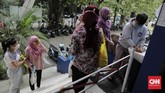 Protokol Kesehatan di Pasar Santa Plastik pembatas antara pedagang dan pembeli dipasang pedagang di kios mereka di Pasar Santa, Jakarta, Selasa, 23 Juni 2020. Pemasangan plastik ini merupakan sebagian dari protokol kesehatan pencegahan Covid-19 yang diterapkan di pasar ini. CNN Indonesia/Adhi Wicaksono