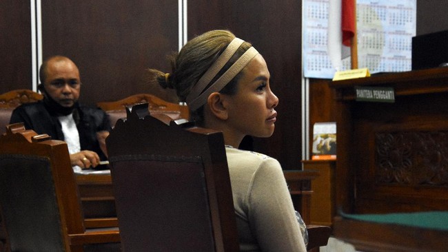 Terdakwa artis Nikita Mirzani (kanan) menjalani sidang kasus penganiayaan terhadap mantan suaminya Dipo Latief dengan agenda pembacaan tuntutan di Pengadilan Negeri Jakarta Selatan, Senin (22/6/2020). Jaksa Penuntut Umum menuntut Nikita Mirzani dengan hukuman enam bulan penjara dengan masa percobaan dua belas bulan. ANTARA FOTO/Indrianto Eko Suwarso/wsj.