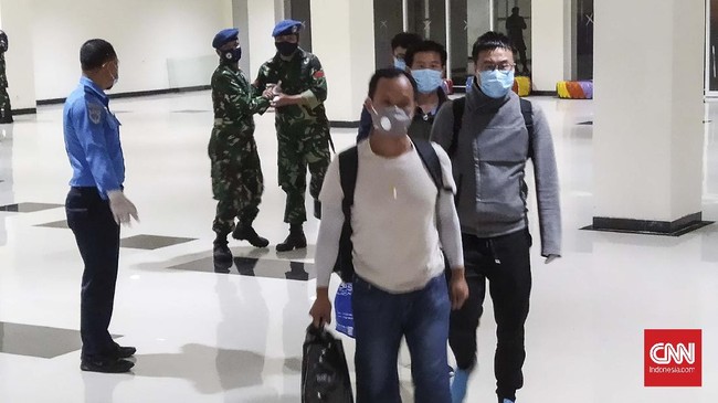 Tenaga Kerja Asing asal China mendarat di Bandar Udara Haluoleo Kendari, Selasa (23/6).