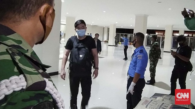 Tenaga Kerja Asing asal China mendarat di Bandar Udara Haluoleo Kendari, Selasa (23/6).
