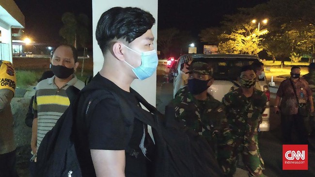 Tenaga Kerja Asing asal China mendarat di Bandar Udara Haluoleo Kendari, Selasa (23/6).