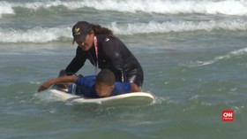 VIDEO: Kisah Wanita Pelatih Selancar di Pantai Israel
