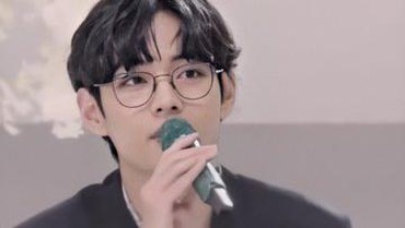 img-title Hanya Butuh Kacamata, Ketampanan V BTS Langsung Viral Sedunia