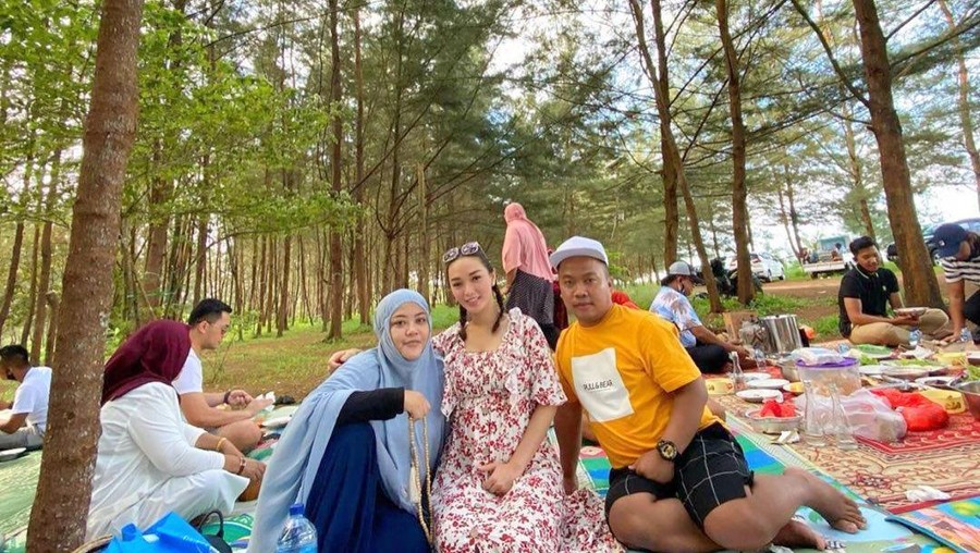 Momen liburan Zaskia Gotik dengan keluarga Sirajuddin Mahmud di Balikpapan.