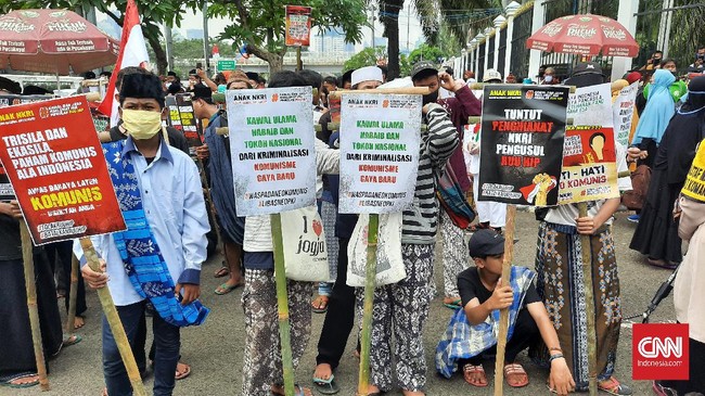 Massa pengunjuk rasa tolak Rancangan Undang-Undang Haluan Ideologi Pancasila (RUU HIP) menggelar aksi demo di depan gerbang area kompleks MPR/DPR, Rabu, 24 Juni 2020