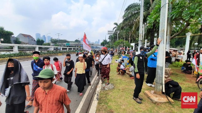 Massa yang mulai berdatangan tak menerapkan social distancing beberapa jam sebelum aksi dimulai di depan gedung DPR, Rabu (24/6)