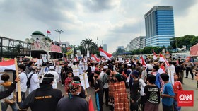 Massa FPI Cs Tolak RUU HIP Mulai Menyemut di Depan DPR
