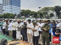 Massa Aksi Tolak RUU HIP Salat di Depan DPR, Saf Rapat