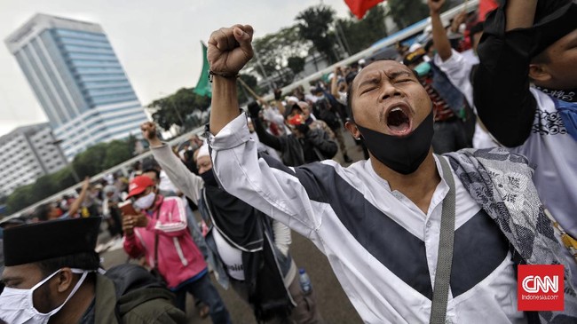 Massa pengunjuk rasa tolak Rancangan Undang-Undang Haluan Ideologi Pancasila (RUU HIP) menggelar aksi demo di depan gerbang area kompleks MPR/DPR, Rabu, 24 Juni 2020. CNN Indonesia/Bisma Septalisma