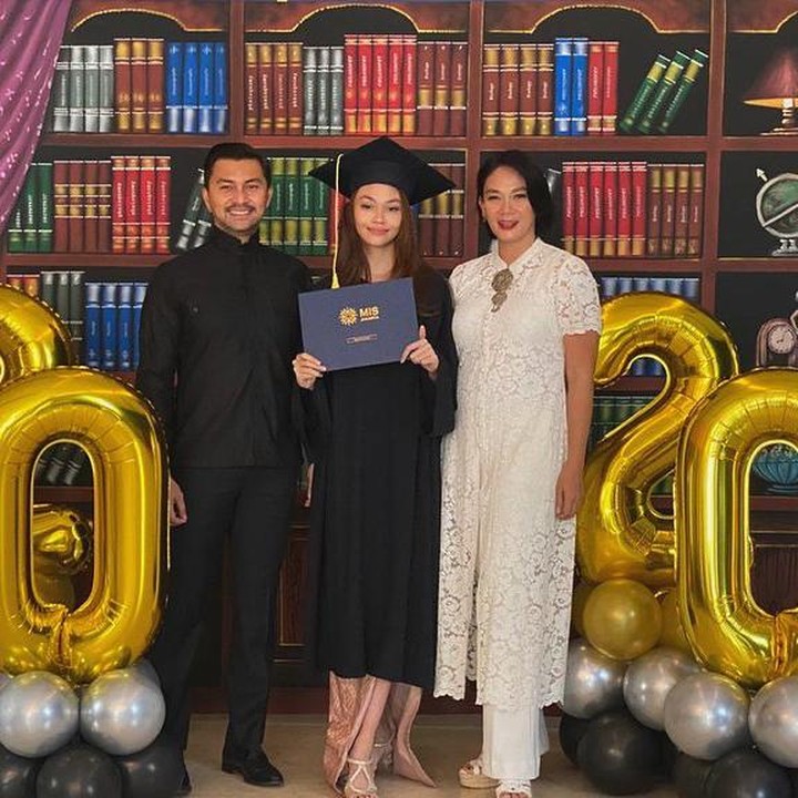 <p>Putri aktor Anjasmara dan Dian Nitami, Sasikirana Zahrani Asmara sudah beranjak dewasa nih. Baru-baru ini, Sasikirana merayakan kelulusan sekolahnya. (Foto: Instagram @sasiasmara)</p>