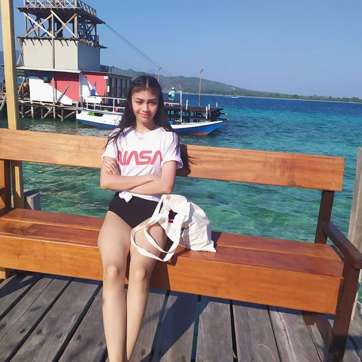 <p>Di waktu senggangnya, gadis kelahiran tahun 2003 ini terlihat jalan-jalan ke pantai. (Foto: Instagram @sasiasmara)</p>