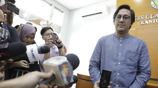Andre Taulany bakal merayakan hari raya Idulfitri tahun ini dengan kumpul keluarga di rumah. Ia mewajibkan tamu untuk tes swab antigen sebelum masuk rumah.