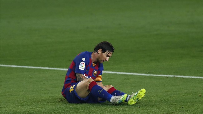 Keputusan Lionel Messi untuk pergi dari Barcelona membuat kata setia di sepak bola menuju fatamorgana.