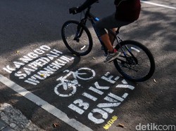 Pedagang Sepeda di Pasar Rumput Laris Manis