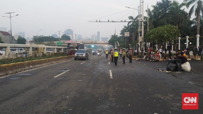 Demo ratusan massa yang menolak Rancangan Undang-Undang Haluan Ideologi Pancasila (HIP), di depan Gedung MPR/DPR berakhir, Rabu (24/6) sore.