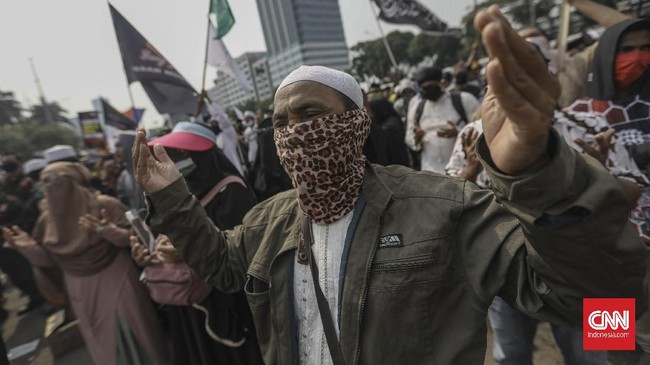 Massa pengunjuk rasa tolak Rancangan Undang-Undang Haluan Ideologi Pancasila (RUU HIP) menggelar aksi demo di depan gerbang area kompleks MPR/DPR, Rabu, 24 Juni 2020. CNN Indonesia/Bisma Septalisma