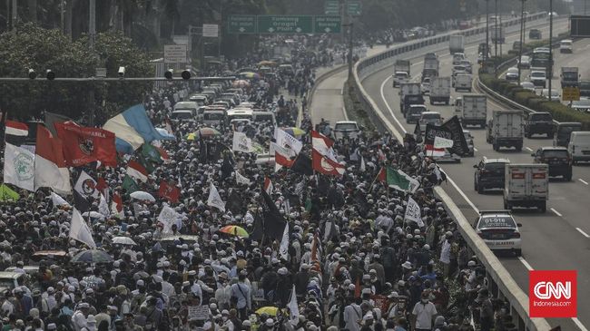 Massa pengunjuk rasa tolak Rancangan Undang-Undang Haluan Ideologi Pancasila (RUU HIP) menggelar aksi demo di depan gerbang area kompleks MPR/DPR, Rabu, 24 Juni 2020. CNN Indonesia/Bisma Septalisma