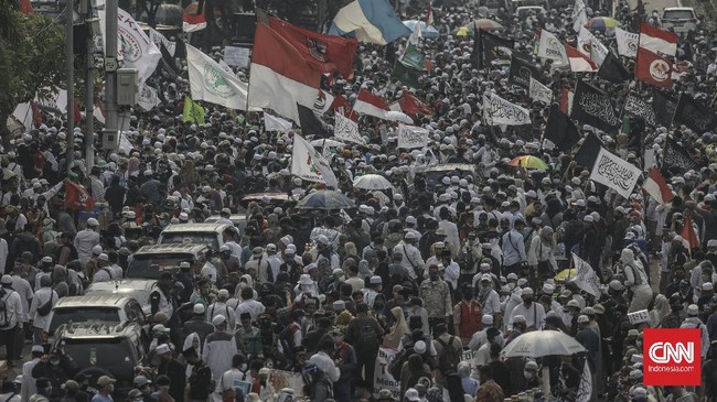 Massa pengunjuk rasa tolak Rancangan Undang-Undang Haluan Ideologi Pancasila (RUU HIP) menggelar aksi demo di depan gerbang area kompleks MPR/DPR, Rabu, 24 Juni 2020. CNN Indonesia/Bisma Septalisma