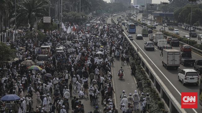 Massa pengunjuk rasa tolak Rancangan Undang-Undang Haluan Ideologi Pancasila (RUU HIP) menggelar aksi demo di depan gerbang area kompleks MPR/DPR, Rabu, 24 Juni 2020. CNN Indonesia/Bisma Septalisma