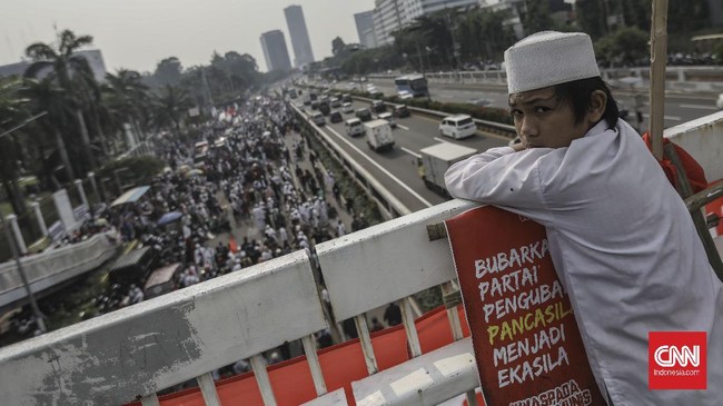 Massa pengunjuk rasa tolak Rancangan Undang-Undang Haluan Ideologi Pancasila (RUU HIP) menggelar aksi demo di depan gerbang area kompleks MPR/DPR, Rabu, 24 Juni 2020. CNN Indonesia/Bisma Septalisma