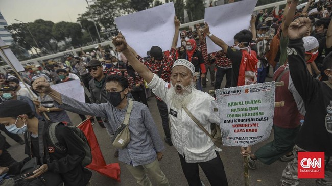 Massa pengunjuk rasa tolak Rancangan Undang-Undang Haluan Ideologi Pancasila (RUU HIP) menggelar aksi demo di depan gerbang area kompleks MPR/DPR, Rabu, 24 Juni 2020. CNN Indonesia/Bisma Septalisma