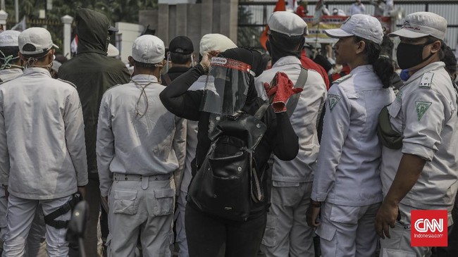 Ratusan orang simpatisan Rizieq Shihab menggelar demonstrasi di Polres Metro Bekasi Kota, Selasa (15/12). Mereka menuntut pentolan FPI itu dibebaskan.