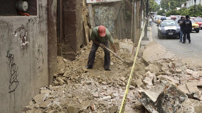 A man removes rubble from a building damaged by an earthquake in Oaxaca, Mexico, Tuesday, June 23, 2020. (AP Photo/Luis Alberto Cruz Hernandez)